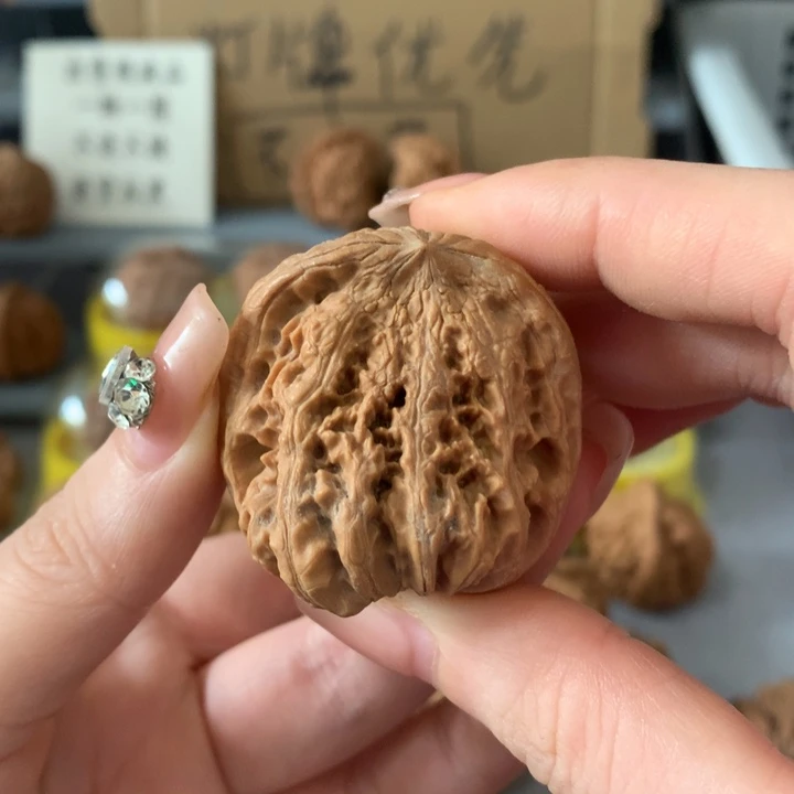 鸿***文玩核桃吊坠异形单只，有瑕疵