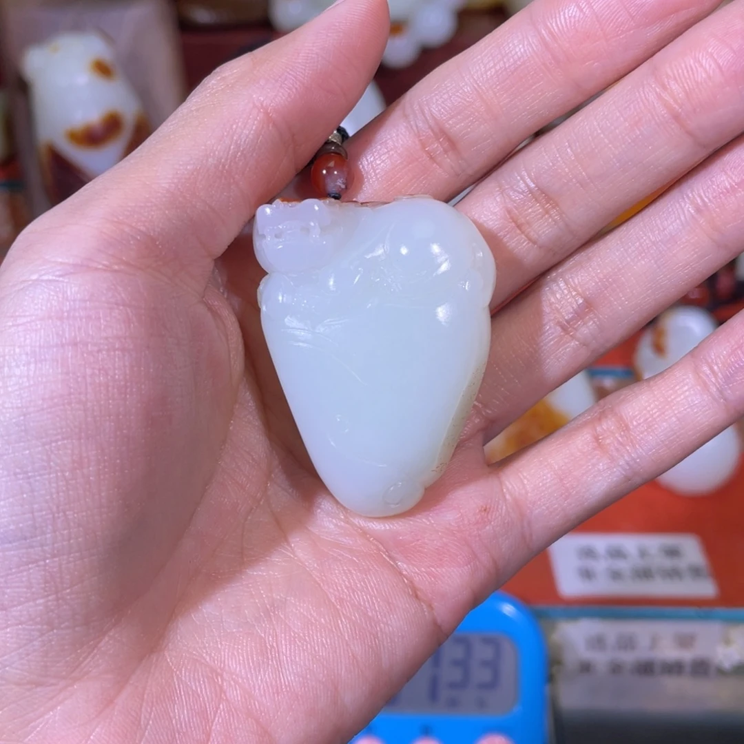 指***。和田玉未镶嵌挂件