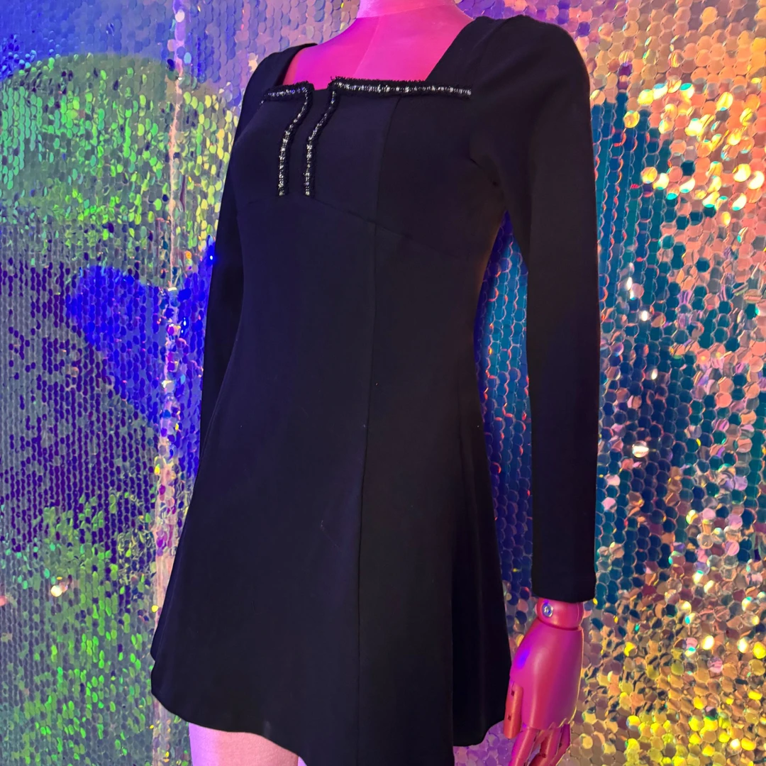 银丝装饰方领弹力棉气质连衣裙显瘦收腰洋气小个子长袖包臀黑裙女