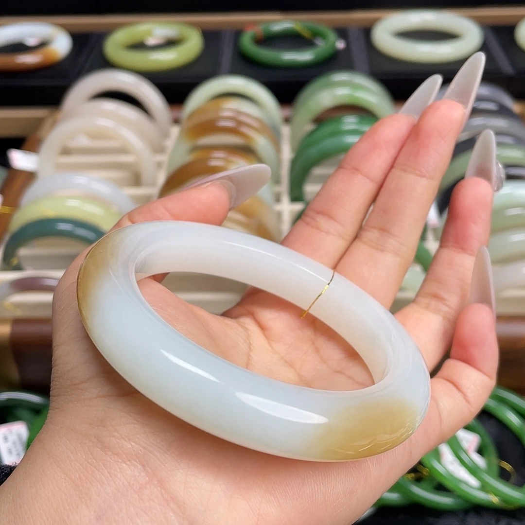 和田玉未镶嵌手镯两耳挂糖！59