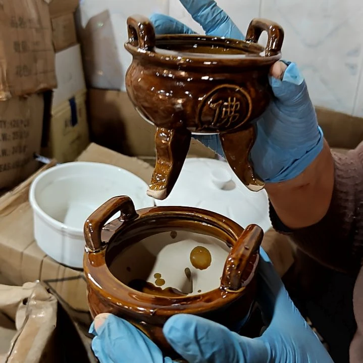 盘子碗茶壶啥都有