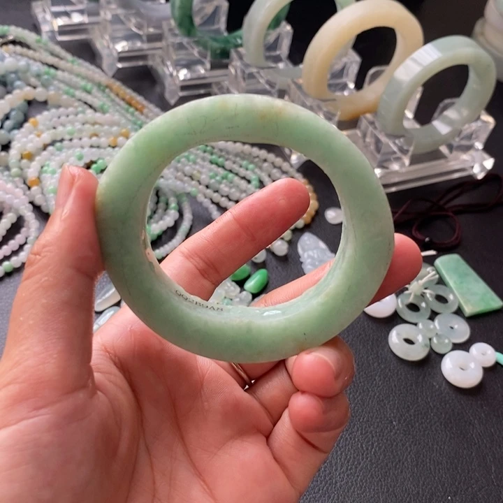 未镶嵌翡翠手镯定制翡翠