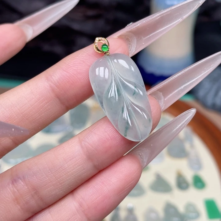 翡翠18K金镶嵌颈饰