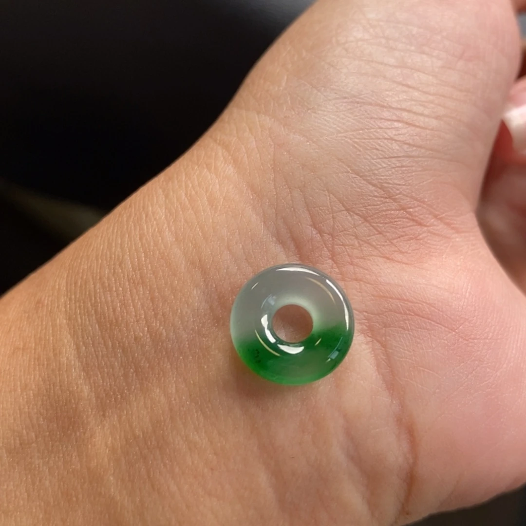 翡翠散珠晴底飘绿甜甜圈12.6/2.8有黑点