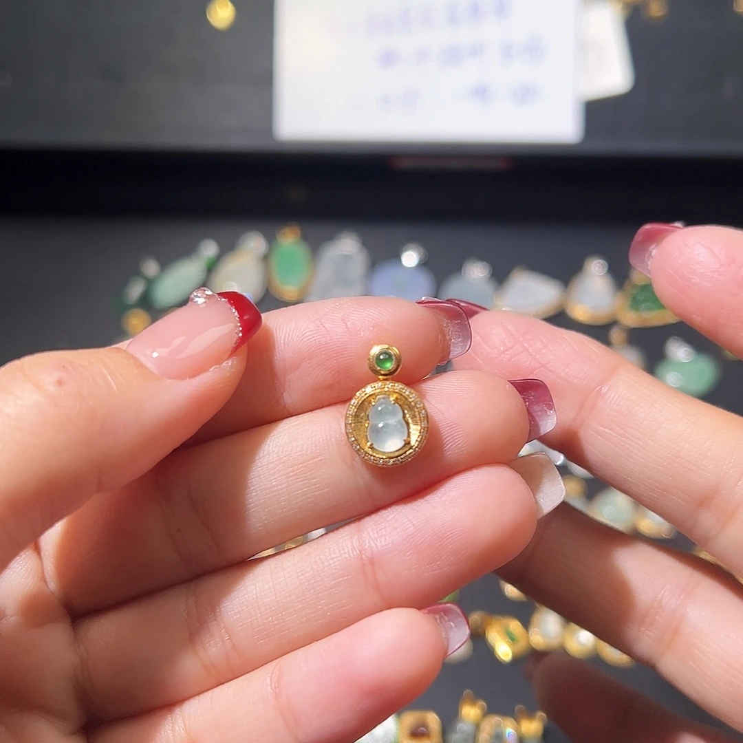 翡翠颈饰18K金镶嵌义****行吊坠