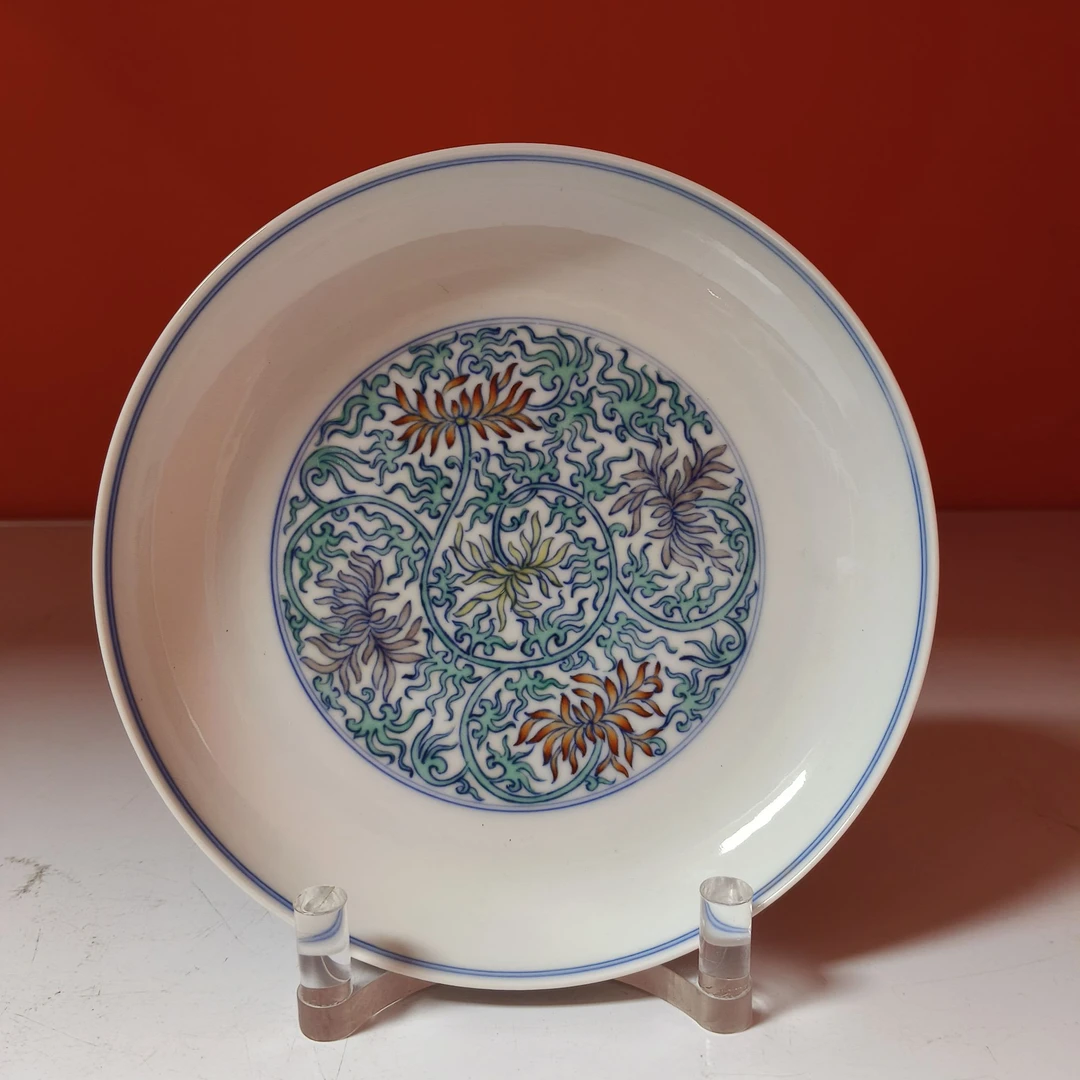 清 斗彩缠枝花卉纹盘