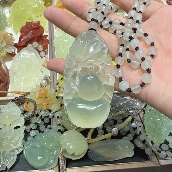 未镶嵌蛇纹石玉吊坠