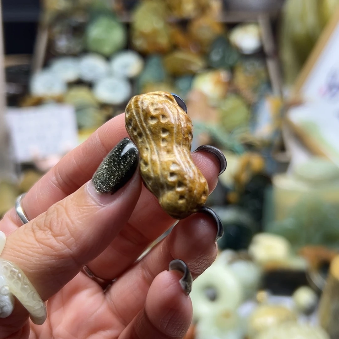 岫岩河磨玉（透闪石质玉）未镶嵌颈饰河磨玉花生