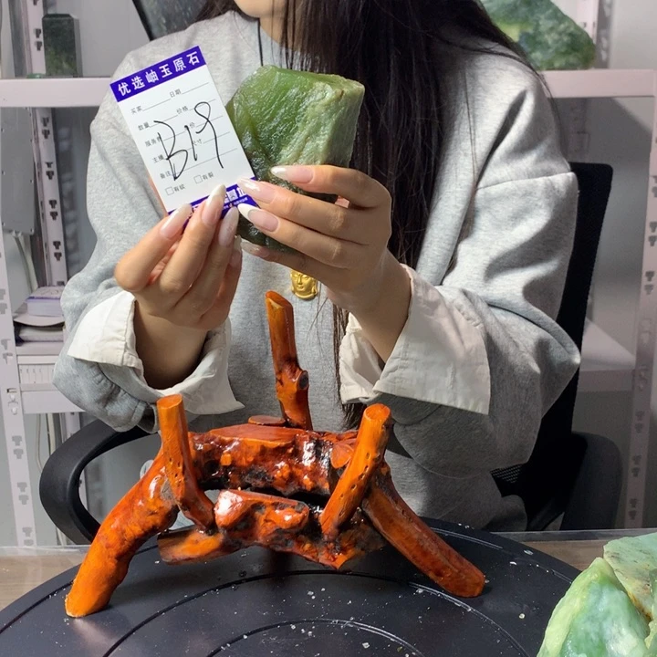 随***在蛇纹石玉未镶嵌珠宝奇石