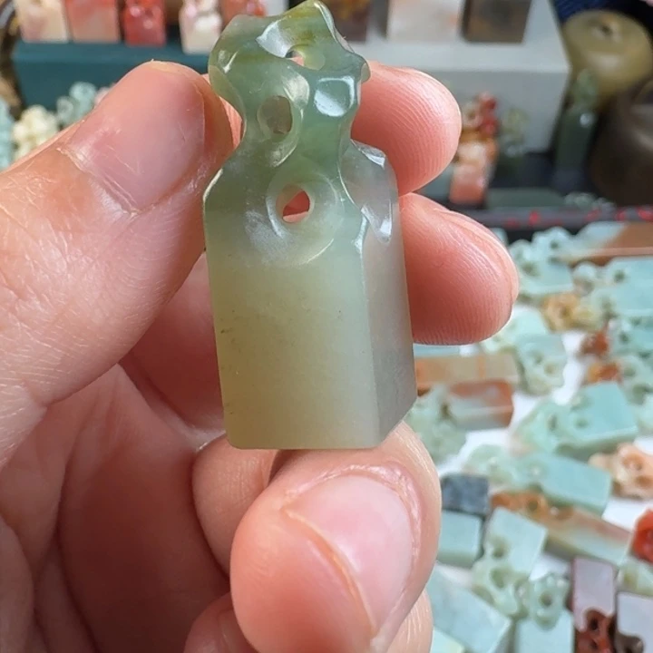 老挝石超****）丹东晶巧色山子一个