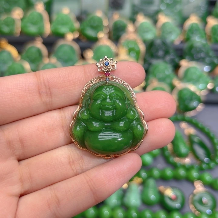 颈饰18K金镶嵌和田玉（碧玉）