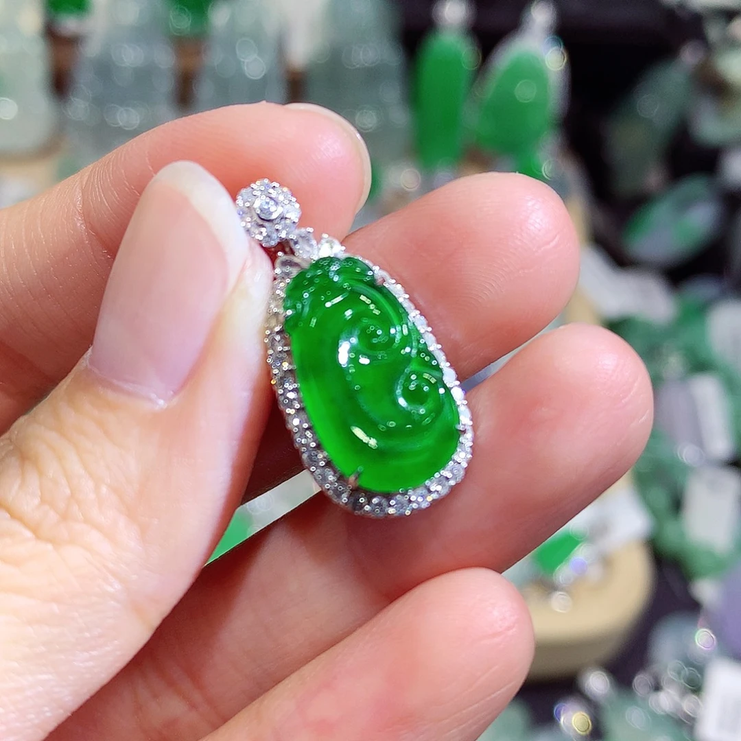 翡翠18K金镶嵌颈饰满绿如意