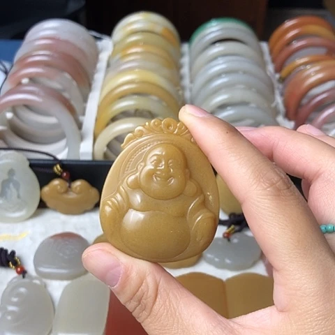 石英质玉未镶嵌颈饰