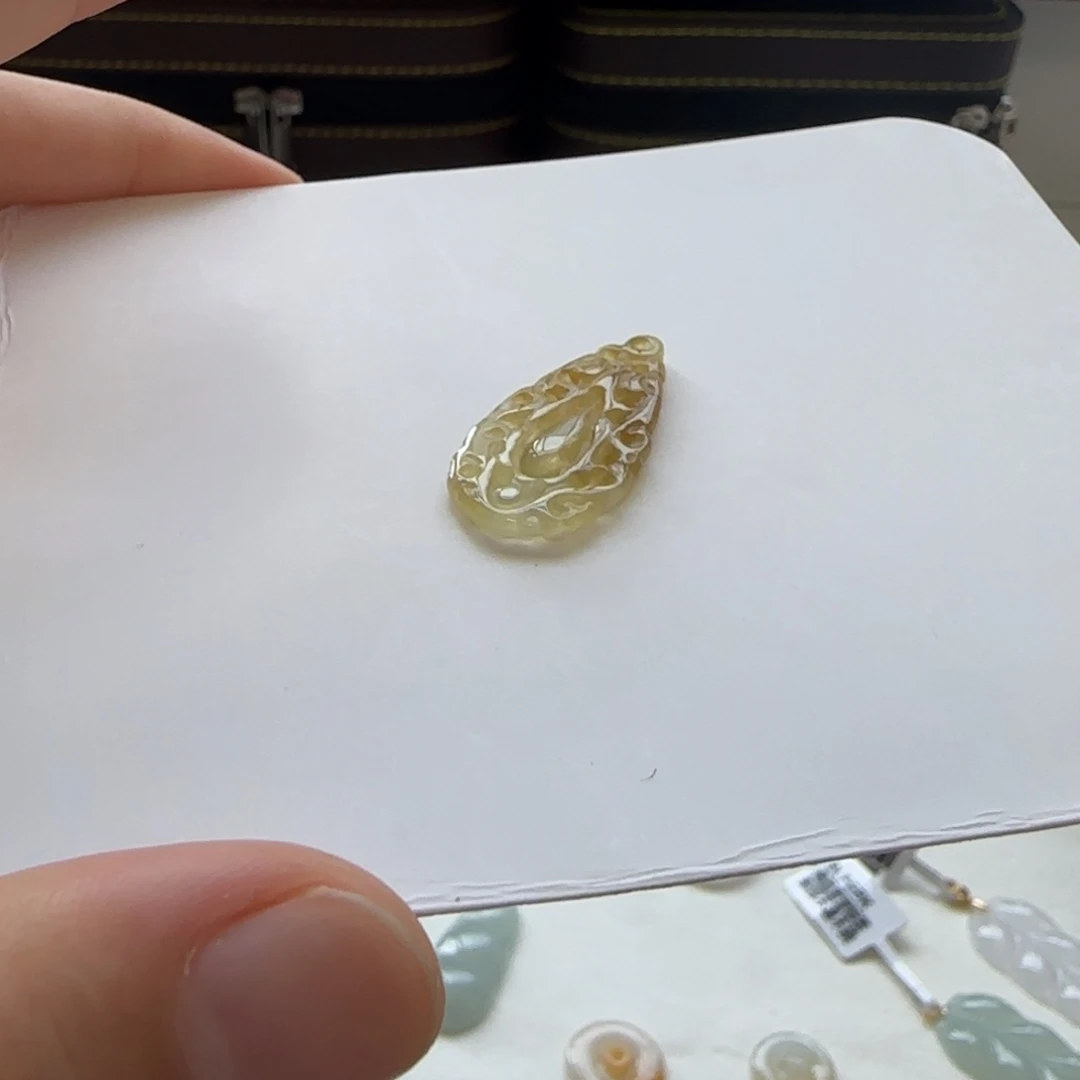 翡翠未镶嵌颈饰水滴