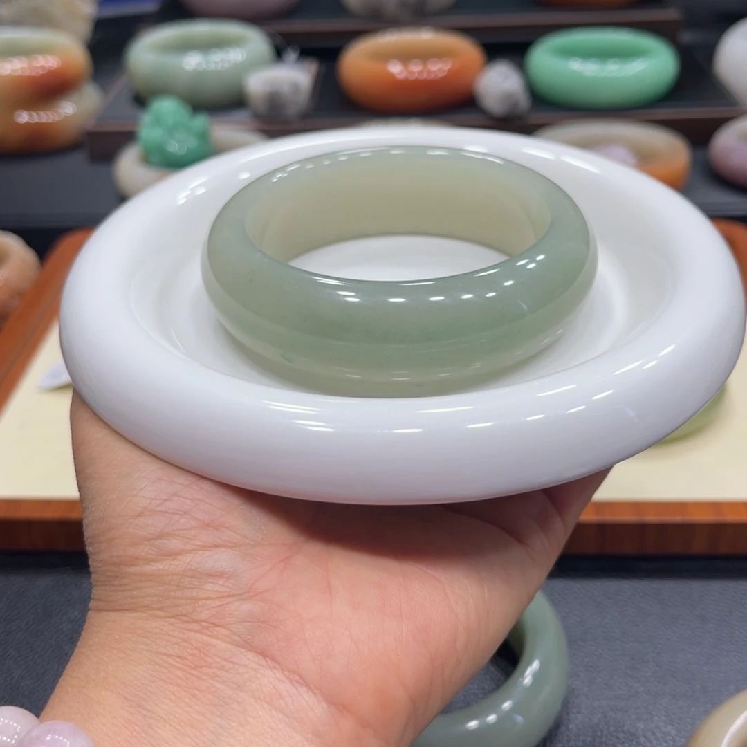 未镶嵌手镯石英岩玉