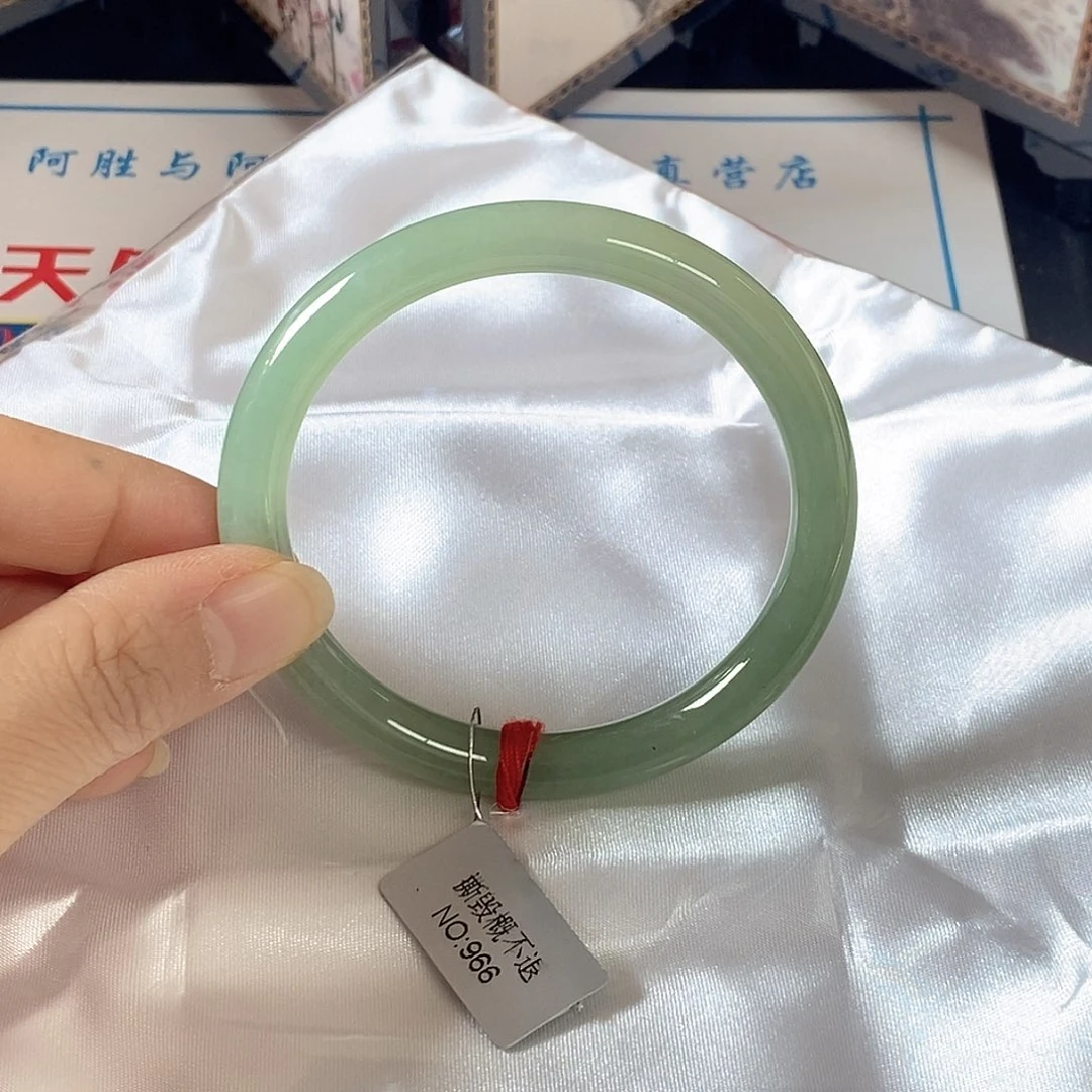 翡翠未镶嵌手镯（圆镯）56.6