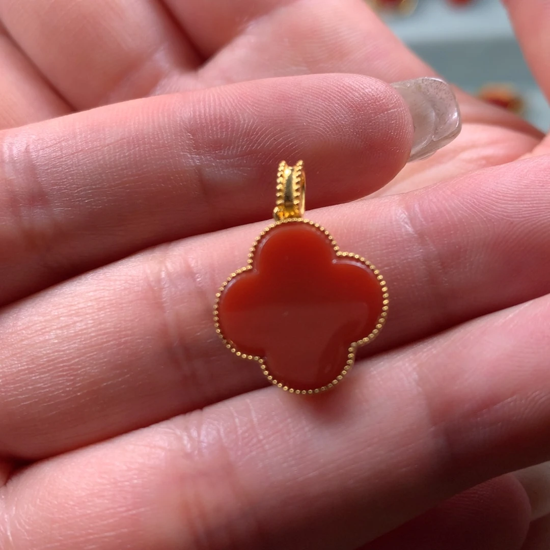 18K金镶嵌吊坠南红玛瑙