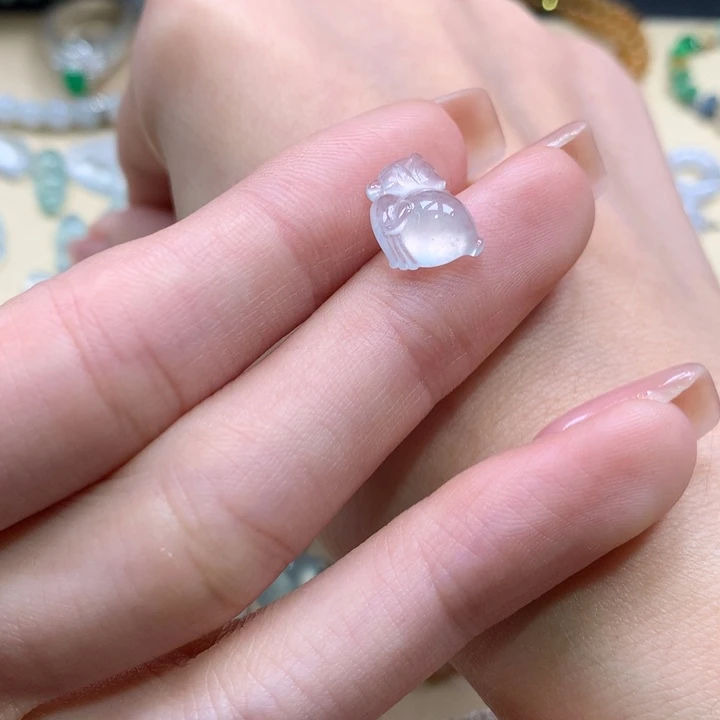 翡翠未镶嵌颈饰天使