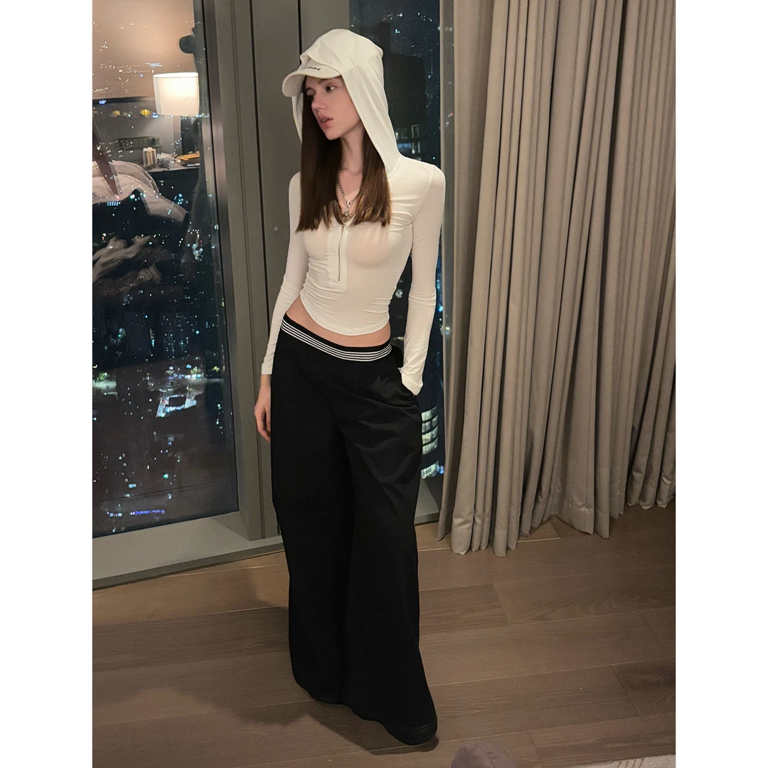 莫欣欣-天丝莫代尔白色连帽V领拉链长袖慵懒风上衣T恤女款250340