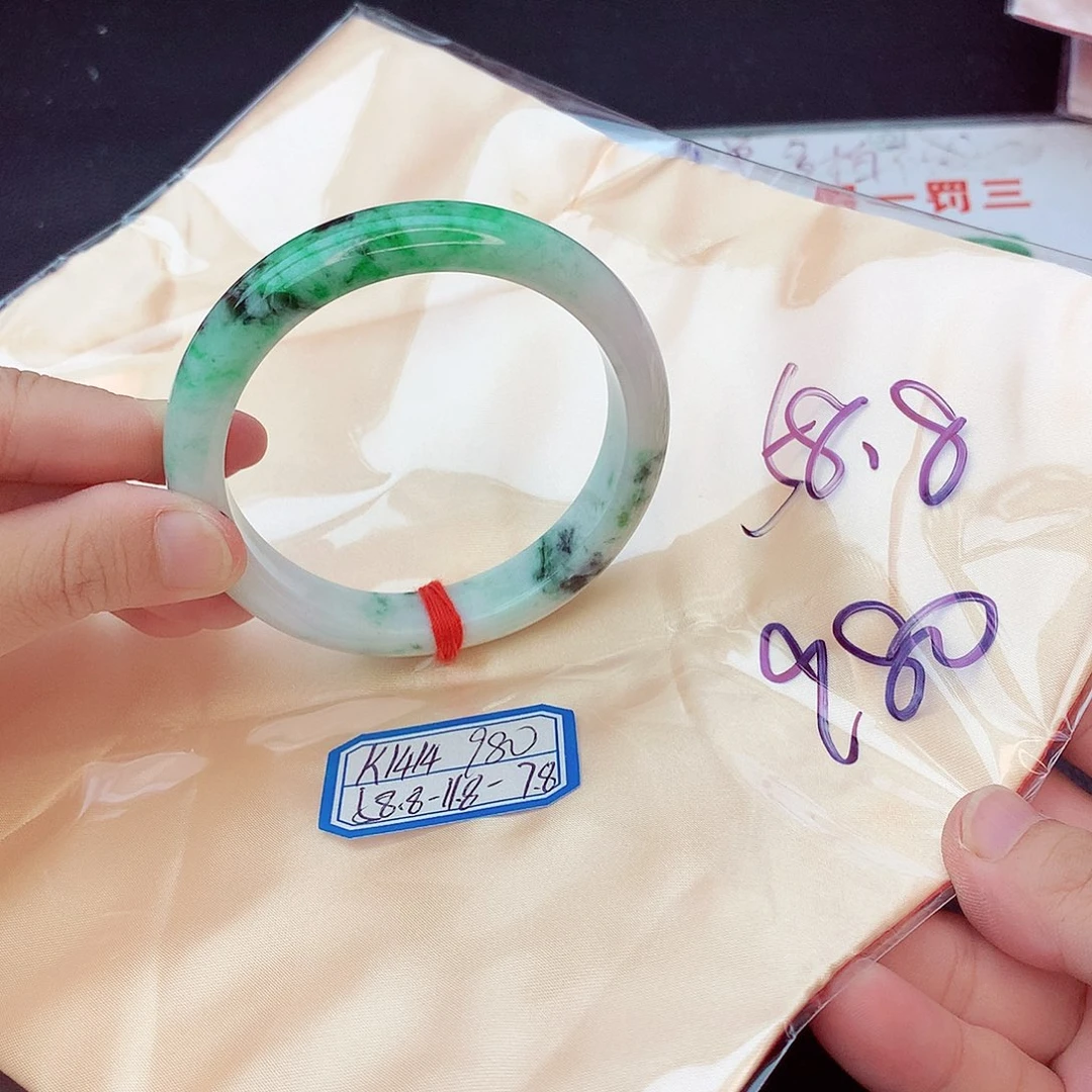 翡翠手镯未镶嵌翡翠