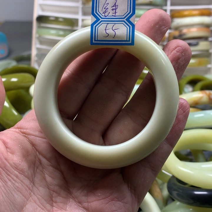 蛇纹石玉手镯未镶嵌锤*
