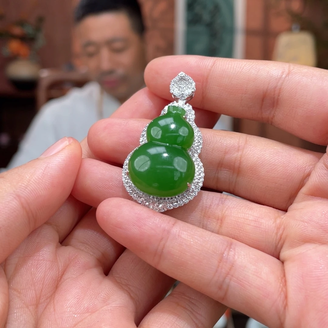 浩***美吊坠(不含链)18K金镶嵌和田玉