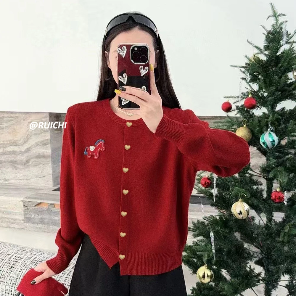 春季新款2026新年红圆领小马刺绣爱心纽扣复古针织开衫毛衣外套女