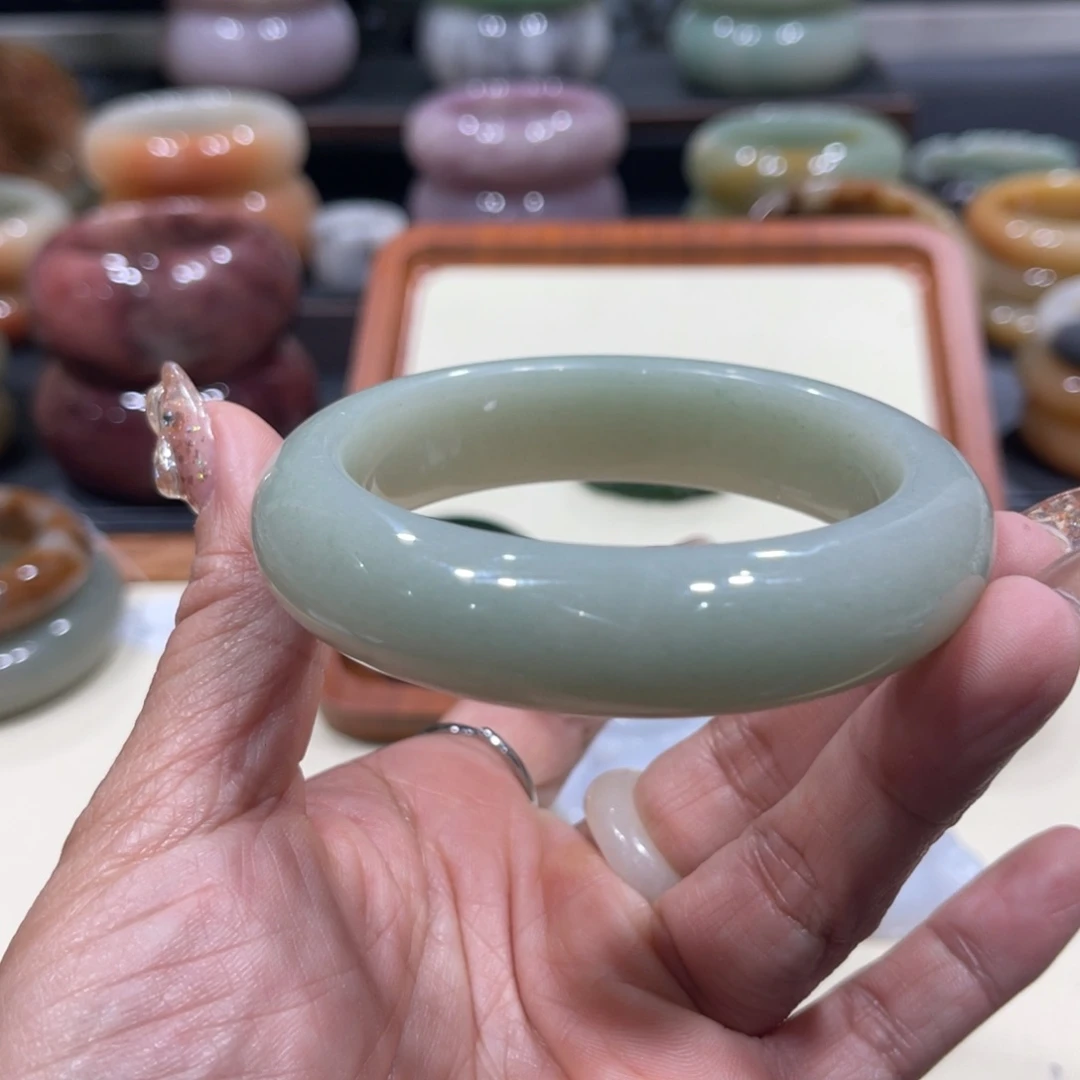 未镶嵌手镯石英岩玉