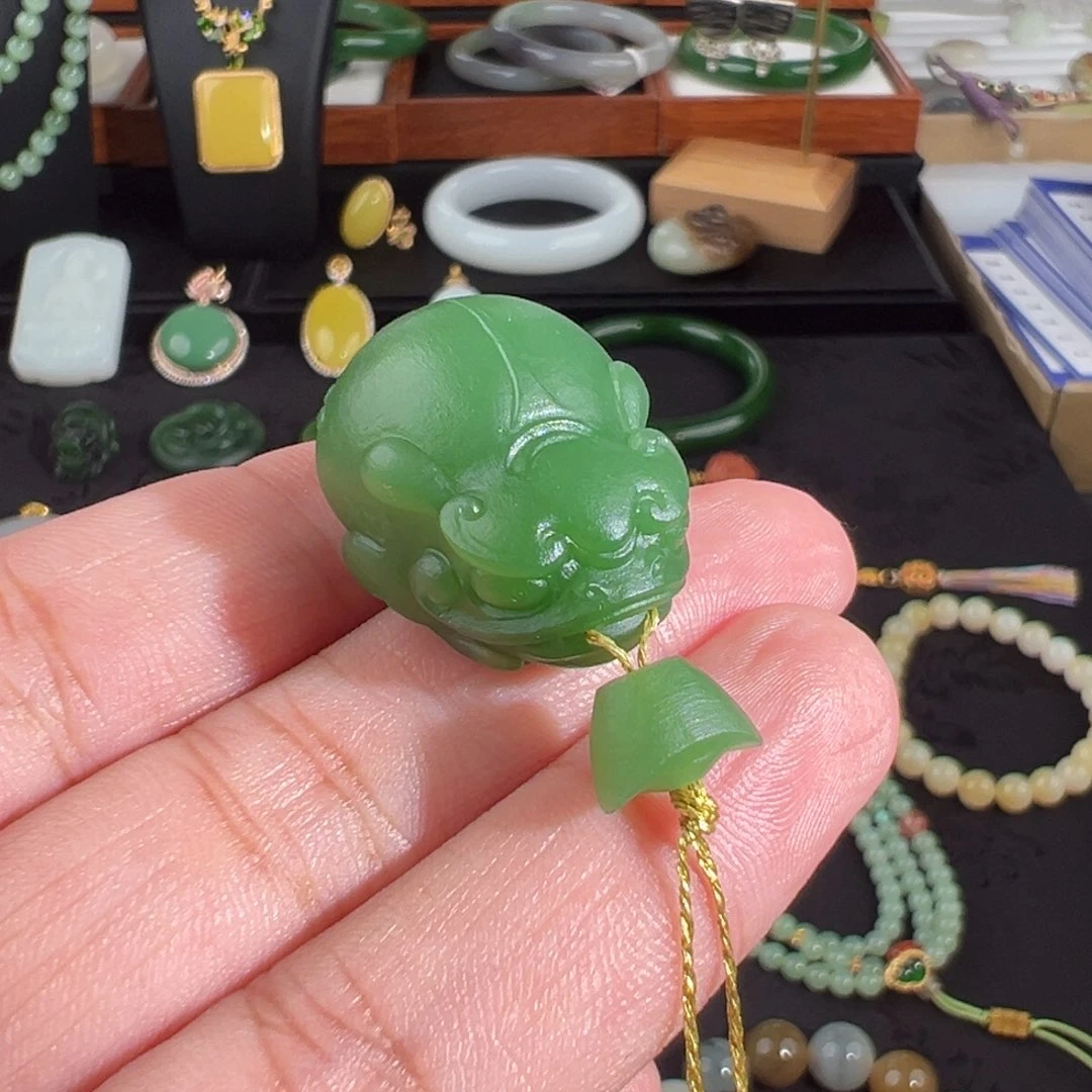 颈饰未镶嵌和田玉（碧玉）浓粉绿过眼过灯立体金蟾