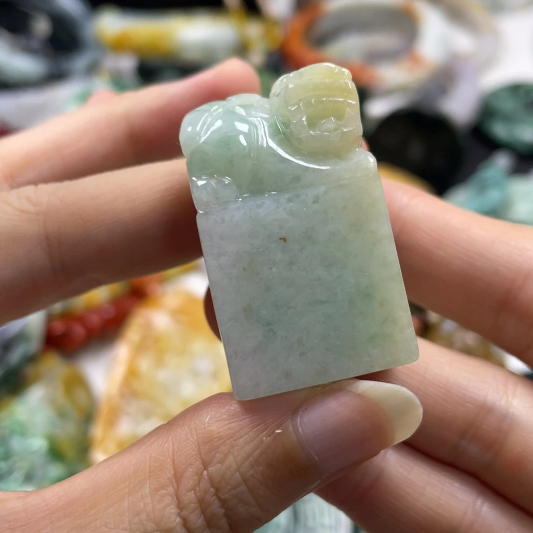 翡翠未镶嵌项圈牌子