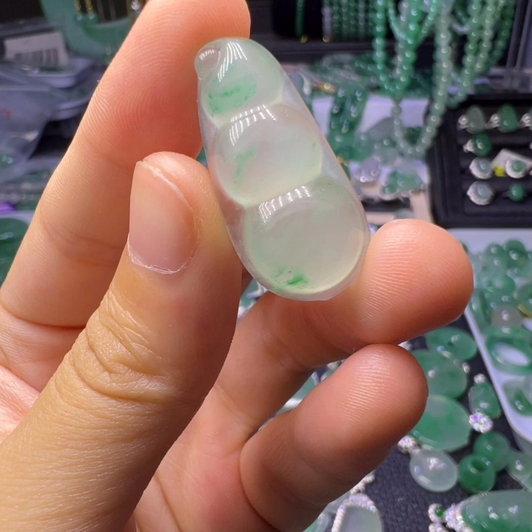 石英质玉（非洲翠）未镶嵌颈饰