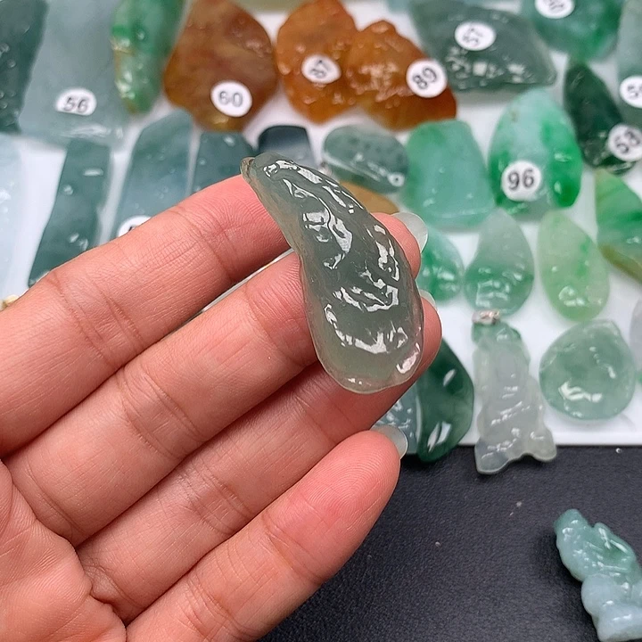 翡翠未镶嵌颈饰随型