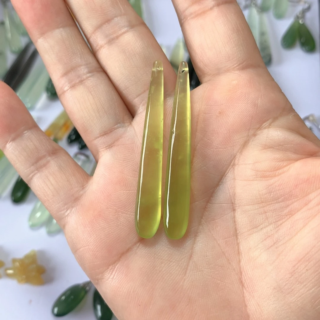 蛇纹石玉未镶嵌耳环
