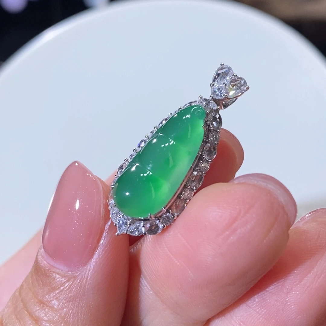 翡翠18K金镶嵌颈饰冰绿富贵豆