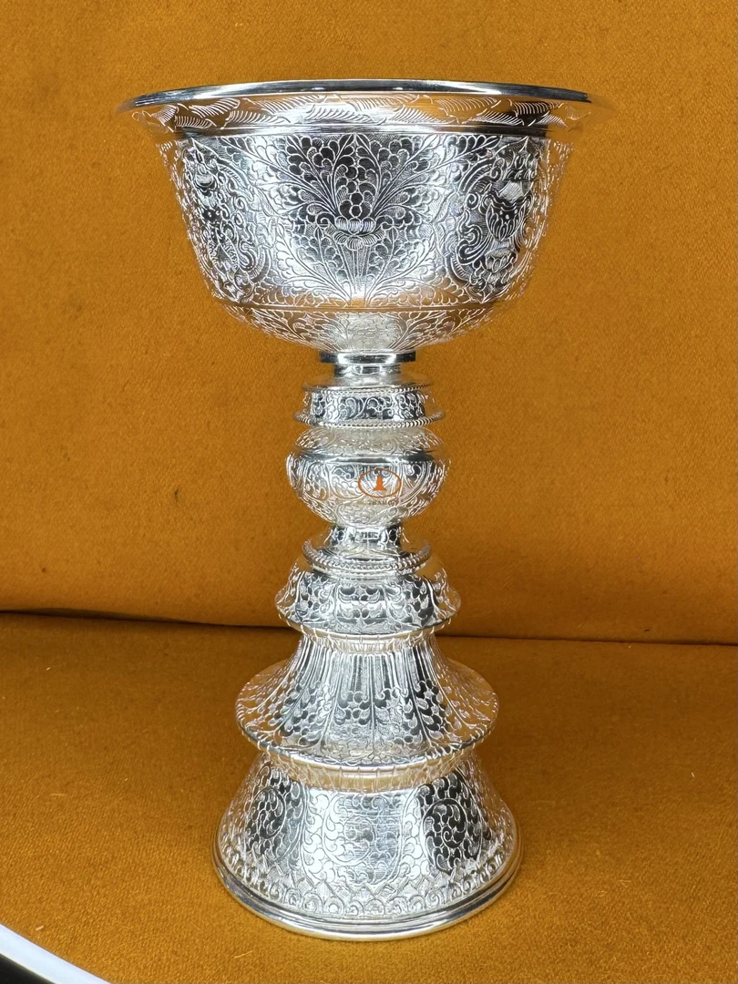 一个纯银手工酥油灯，口径11高度17cm 重量320