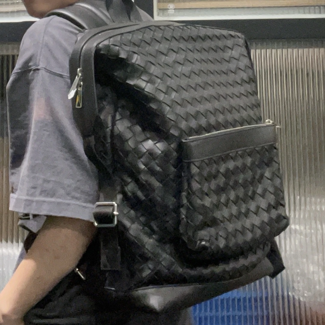 95新 BOTTEGA VENETA/葆蝶家 【龙】83HP05 黑色新款双肩包