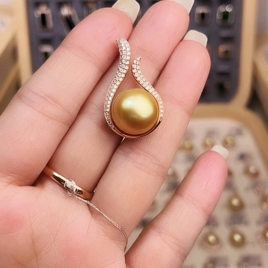 颈饰海水珍珠18K金镶嵌