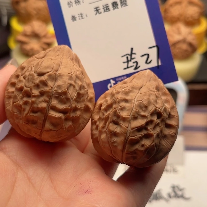 吊坠文玩核桃一***?文玩核桃把价27