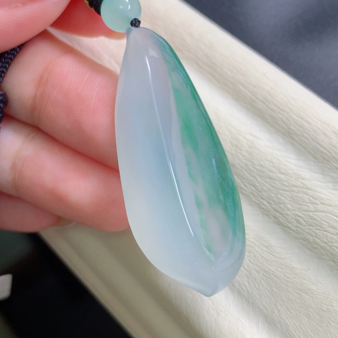 翡翠18K金镶嵌颈饰瓜