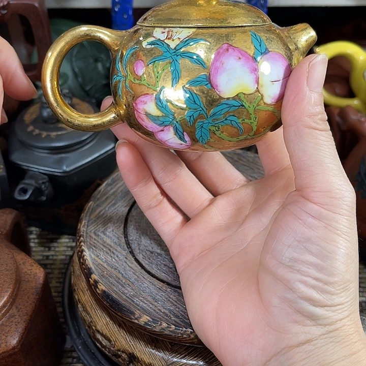 茶壶紫砂原矿泥料手工制作的一把紫砂壶。