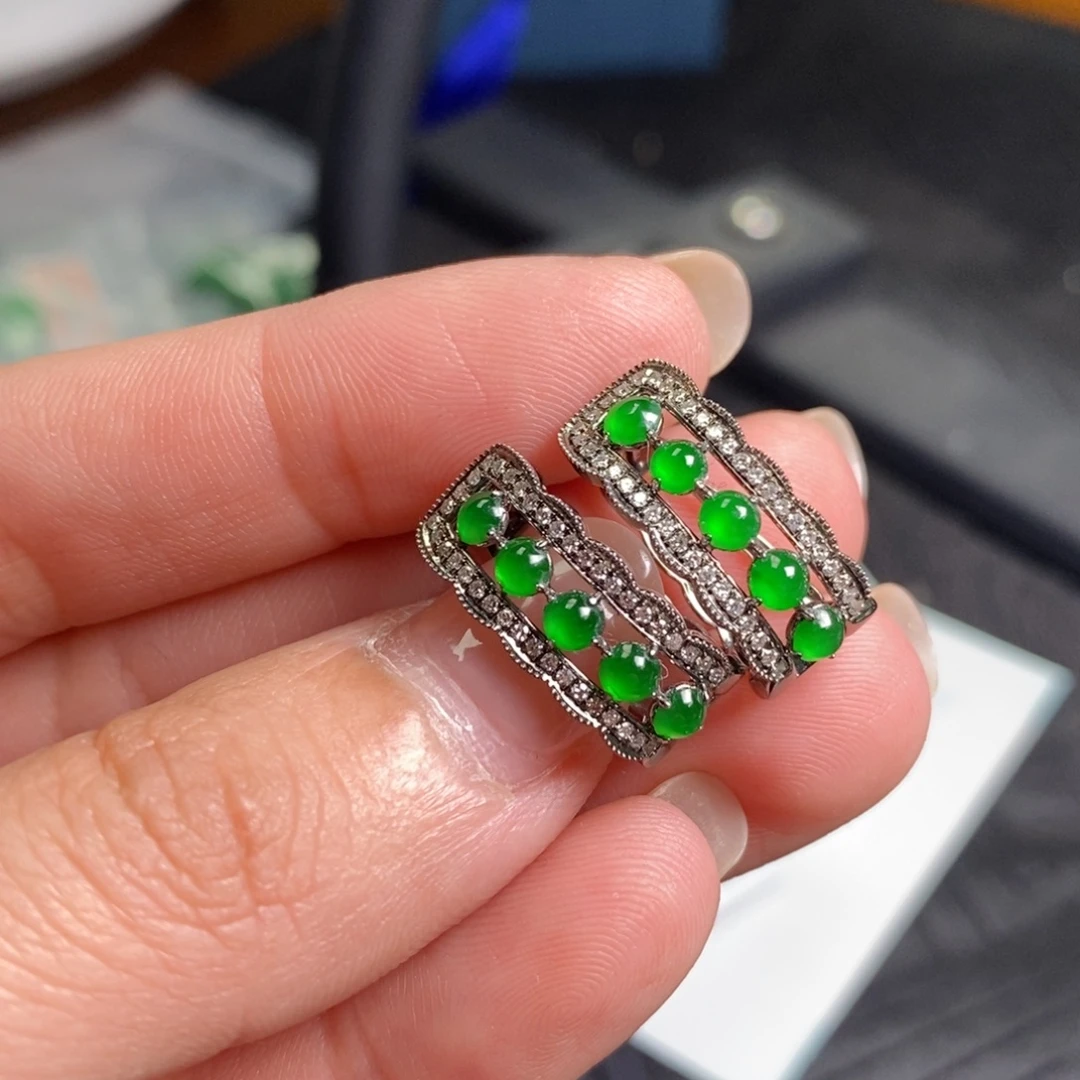 翡翠18K金镶嵌耳饰阳绿耳扣