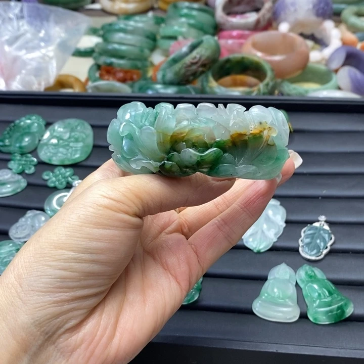 梅***清石英质玉未镶嵌佘太翠