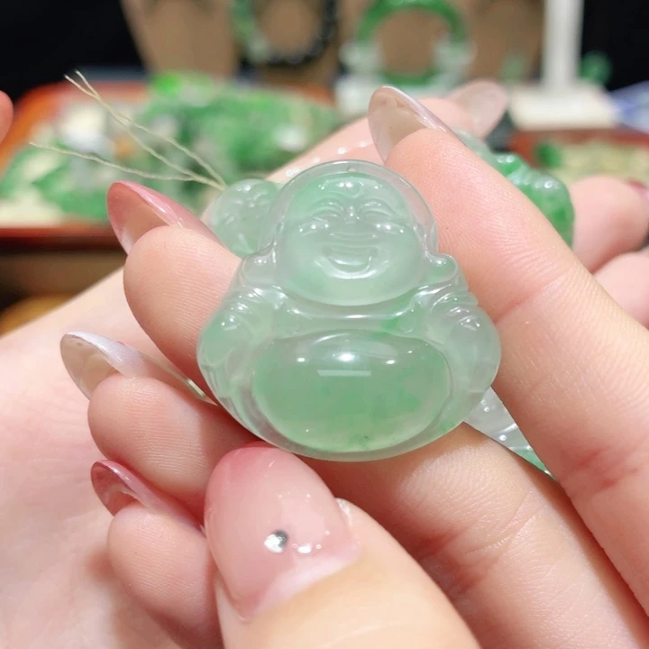 用***5石英质玉（非洲翠）未镶嵌颈饰