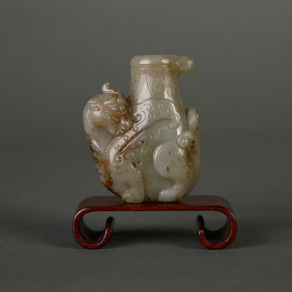 LOT 102128清代 和田玉瑞兽驮瓶形尊