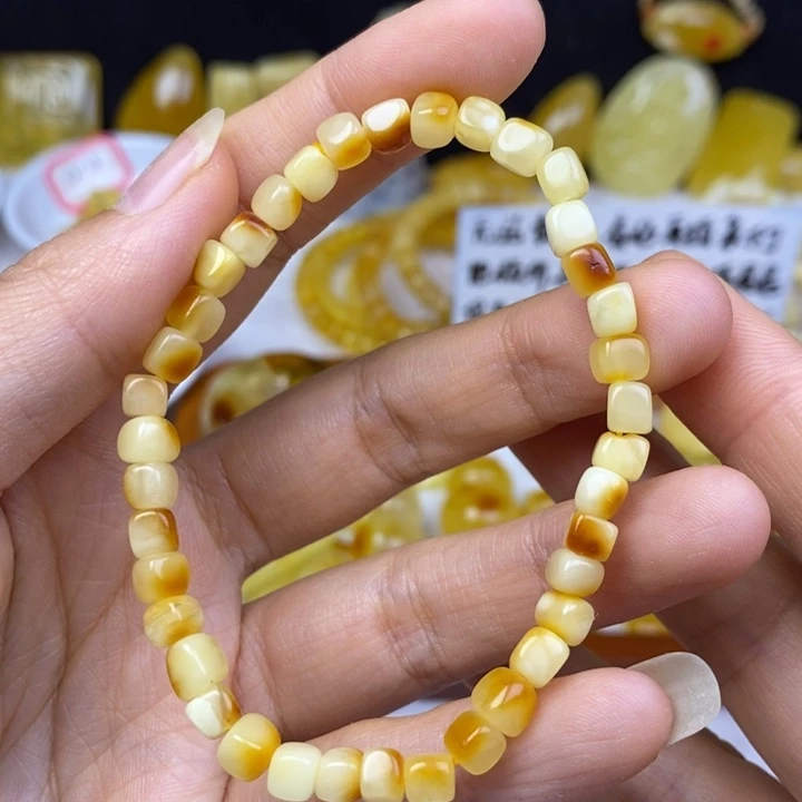 蜜蜡未镶嵌裸石尺寸5加，个别微瑕