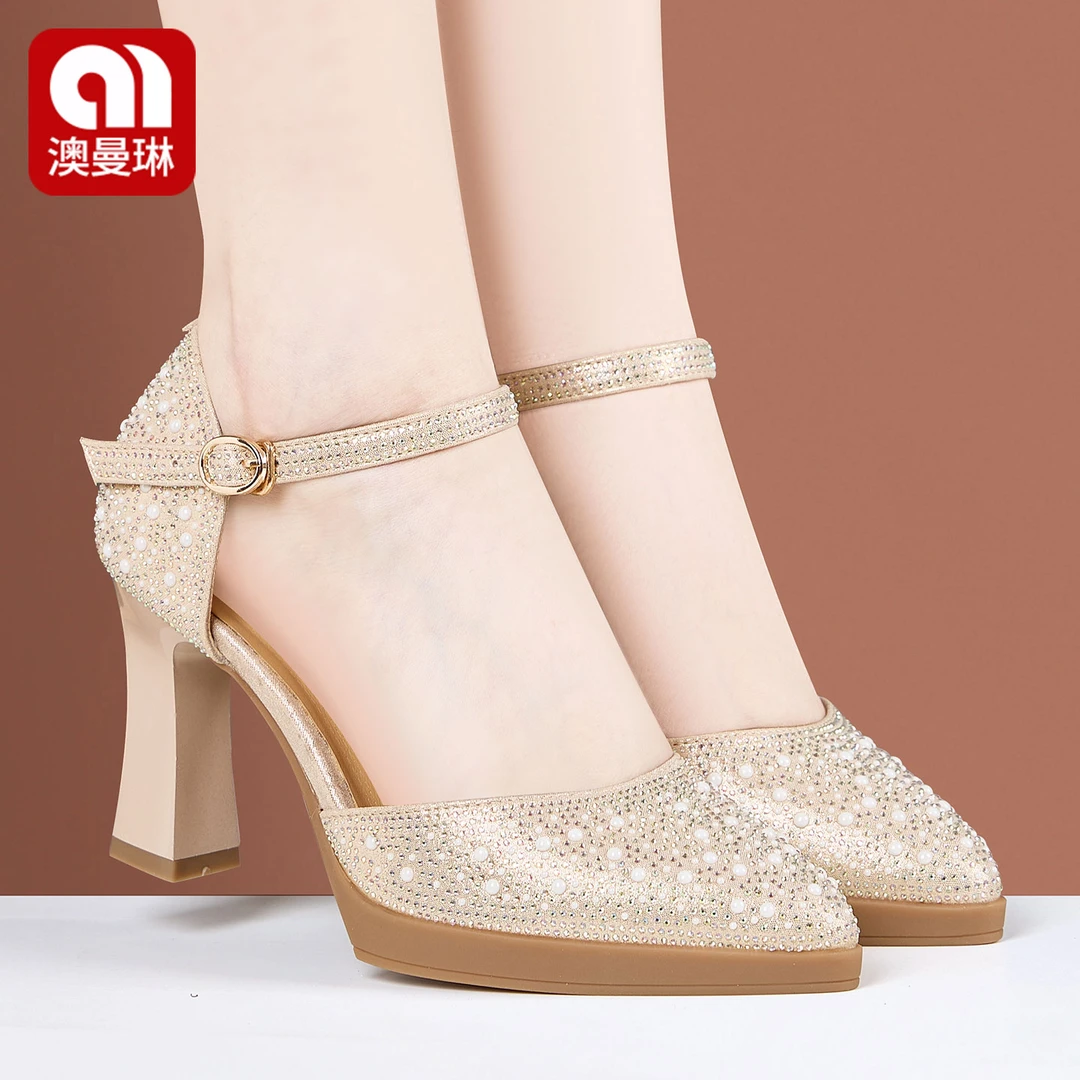 金色中空凉鞋婚鞋时尚软底不累脚中跟粗跟百搭一字扣带旗袍走秀鞋