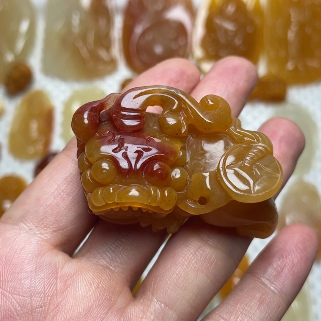未镶嵌石英质玉（黄龙玉）颈饰