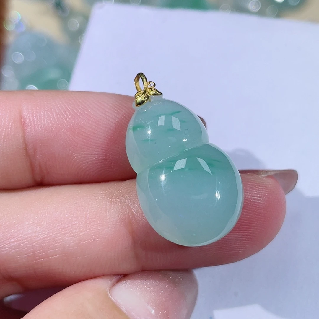 翡翠18K金镶嵌颈饰葫芦