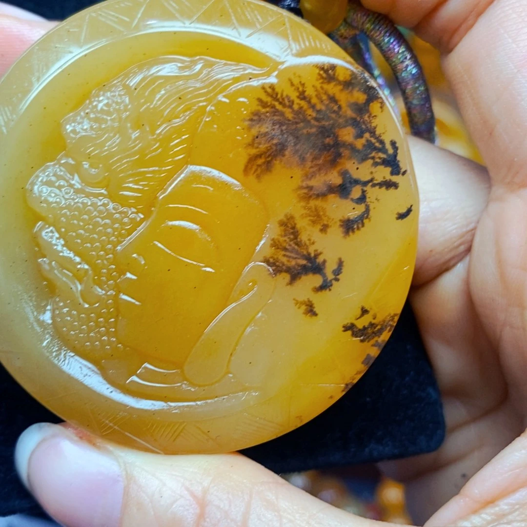 未镶嵌石英质玉（黄龙玉）颈饰