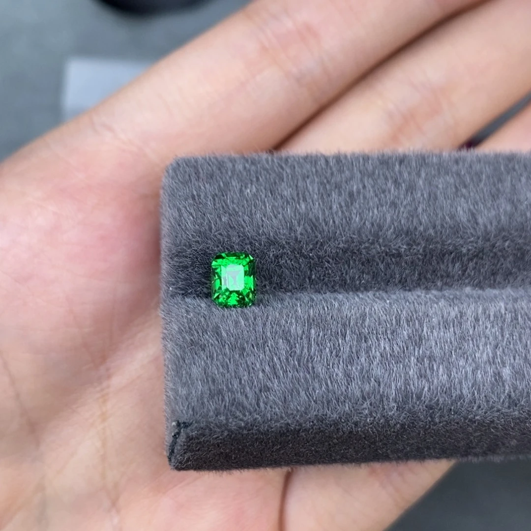 未镶嵌1.1ct 沙佛莱石榴石